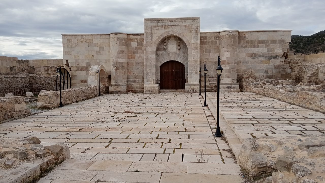 Çardak Kervansarayı