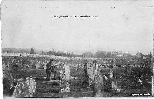 Türk mezarlığı, mezarın önünde oturan bir asker, 1918 yılında gönderilmiş kartpostal.